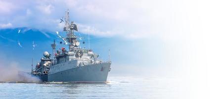 Russisches Kriegsschiff entlang der Küste. selektiver Fokus foto
