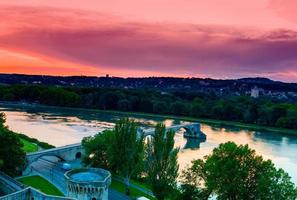 avignon alte brücke und bunter sonnenuntergang in der provence foto