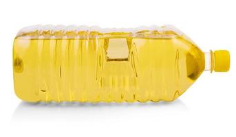 Gemüse- oder Sonnenblumenöl in Plastikflasche isoliert mit Beschneidungspfad enthalten foto