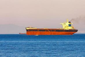 leeres Containerfrachtschiff wartet foto