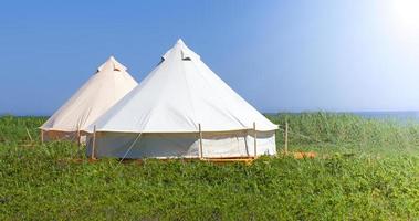 Glampinghaus in der Natur. blauer himmel fnd grünes gras. foto