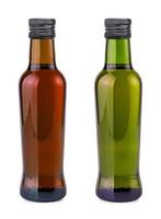 Flasche mit Olivenöl isoliert auf weißem Hintergrund foto