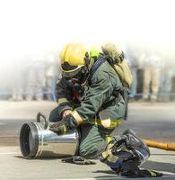 Feuerwehrmann mit Feuerlöschausrüstung und Zubehör foto