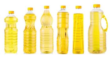 Reihe von Flaschen Sonnenblumenöl isoliert auf weißem Hintergrund foto