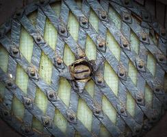 textur des schmutzigen metalls des alten gitters. selektiver Fokus foto