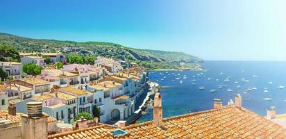 Cadaques an der Costa Brava. die berühmte touristenstadt spaniens. schöne Aussicht auf das Meer. Stadtlandschaft. foto