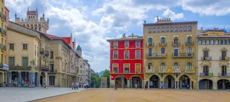 Verschwommene Plaza Mayor in Vic an einem sonnigen Tag voller Touristen, Katalonien, Spanien foto