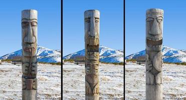 Reihe von hölzernen Idol-Statuen in der Nähe des Vulkans Vilyuchik, Halbinsel Kamtschatka foto