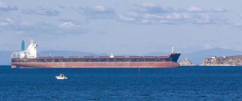 leeres containerfrachtschiff wartet auf wladiwostok, russland foto