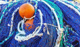 farbiges Fischernetz mit Schwimmern. selektiver Fokus. foto