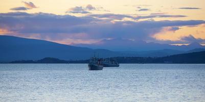 Fischerboote bei Sonnenuntergang in der Avacha-Bucht auf der Halbinsel Kamtschatka foto