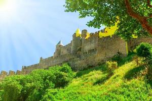 Carcassonne Castle von den Sonnenstrahlen beleuchtet. selektiver Fokus. foto