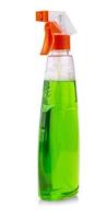 grüne Sprühflasche mit hausgemachten Chemikalien isoliert auf weißem Hintergrund foto
