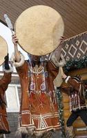 Auftritt des Folk-Ensembles in der Kleidung der Ureinwohner von Kamtschatka. foto