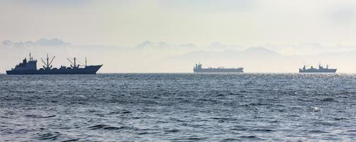 das große Fischereifahrzeug vor dem Hintergrund von Hügeln und Vulkanen foto