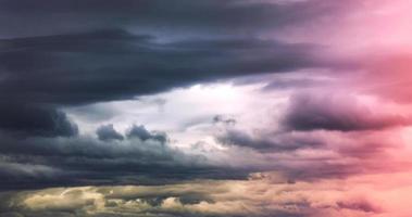 der sonnenuntergang mit wolken am pazifischen ozean foto