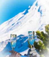 Zwei Gläser Champagner vor dem Hintergrund von Zedernzweigen im Winter auf der Halbinsel Kamtschatka foto