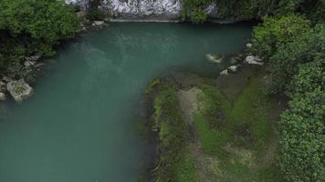 luftaufnahme der touristenattraktion pucok krueng, das seewasser ist grün tosca foto