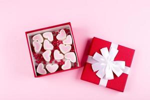 geschenkbox mit süßem süßen herzen zum valentinstag. flache Lage, Draufsicht foto