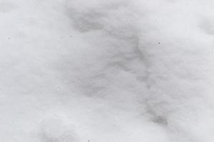 flauschiger weißer Schnee auf dem Boden im Winter foto