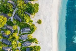 luftbild des wunderschönen paradiesischen malediven tropischen strandes auf der insel. Sommerferien Urlaub und Reise Urlaub Konzeptdesign. ruhige Strandlandschaft, Palmen, Luxusvillen, Sand, Meer