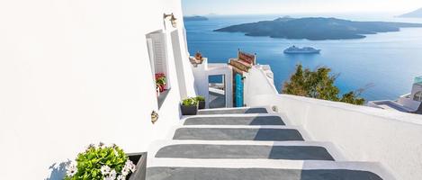 Weiße Architektur auf der Insel Santorini, Griechenland. schöne Sommerlandschaft, Meerblick. perfekte sommerferienlandschaft, berühmte reisezielvorlage. schöner Hintergrund, ruhige Urlaubsansicht foto