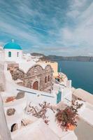 Weiße Architektur auf der Insel Santorini, Griechenland. schöne Sommerlandschaft, Meerblick. oia dorf, erstaunliche landschaft und urlaubsstimmung, wunderbares urlaubskonzept. idyllischer reisehintergrund foto