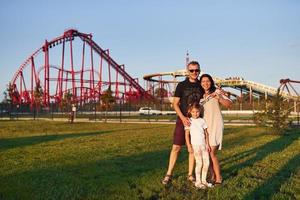 Familie im Freizeitpark foto