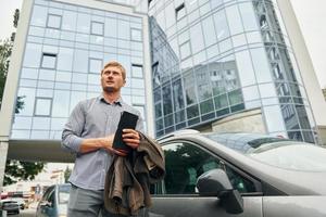 Geschäftsmann mit dem Auto foto