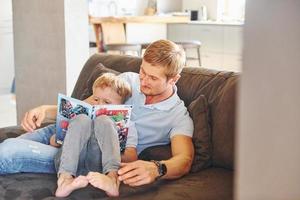 Vater und Sohn lesen zusammen foto