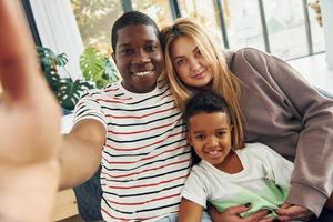 Mischlingsfamilie zusammen foto