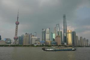 Skyline von Shanghai und Huangpu-Fluss foto