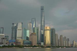 Skyline von Shanghai und Huangpu-Fluss foto