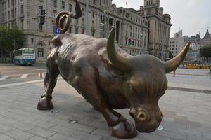 bronzener stier auf dem bund in shanghai, eiserne bullenstatue vor chinesischen banken an der wawain bund promenade, shanghai foto