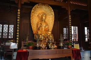goldene quan yin bodhisattva-statue im jadebuddha-tempel, shanghai china. foto