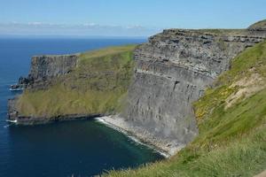 Moher Cliffs und Atlantik in Irland foto