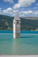 berühmte versunkene kirche im reschensee oder reschensee vinschgau italien foto