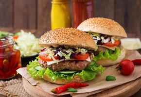 Sandwich-Hamburger mit saftigen Burgern, Käse und Kohlmischung foto