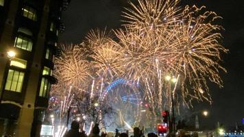 Ein Blick auf das Silvester-Feuerwerk in London foto