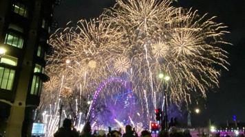 Ein Blick auf das Silvester-Feuerwerk in London foto