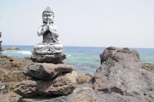 Buddha-Miniatur auf Felsen foto