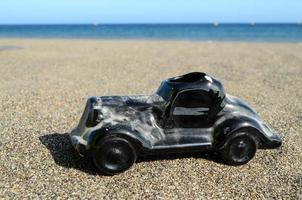 Spielzeugauto am Strand foto