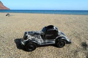 Spielzeugauto am Strand foto