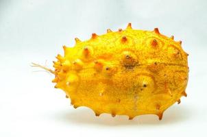 isolierte Kiwano-Frucht foto