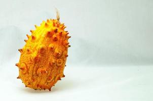 isolierte Kiwano-Frucht foto