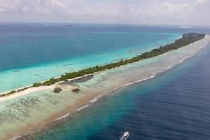 luftbild der malediven inseln und atolle. malediven tourismus und reisehintergrund. erstaunliche Aussicht auf das blaue Meer, das Korallenriff und die Atoll-Drohne. schöne naturlandschaft, seelandschaft, exotisches ziel foto