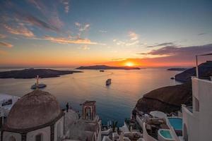 ruhiger abendlicher blick auf die insel santorini. malerischer frühlingssonnenuntergang auf dem berühmten griechischen resort fira, griechenland, europa. Sommerurlaub. reisender konzepthintergrund. nachbearbeitetes Foto im künstlerischen Stil