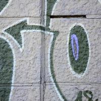 Fragment von Graffiti-Zeichnungen. Die alte Wand ist mit Farbflecken im Stil der Straßenkunstkultur dekoriert. farbige Hintergrundtextur in violetten Tönen foto