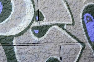 Fragment von Graffiti-Zeichnungen. Die alte Wand ist mit Farbflecken im Stil der Straßenkunstkultur dekoriert. farbige Hintergrundtextur in violetten Tönen foto