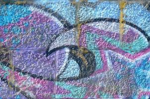 Fragment von Graffiti-Zeichnungen. Die alte Wand ist mit Farbflecken im Stil der Straßenkunstkultur dekoriert. farbige Hintergrundtextur in violetten Tönen foto